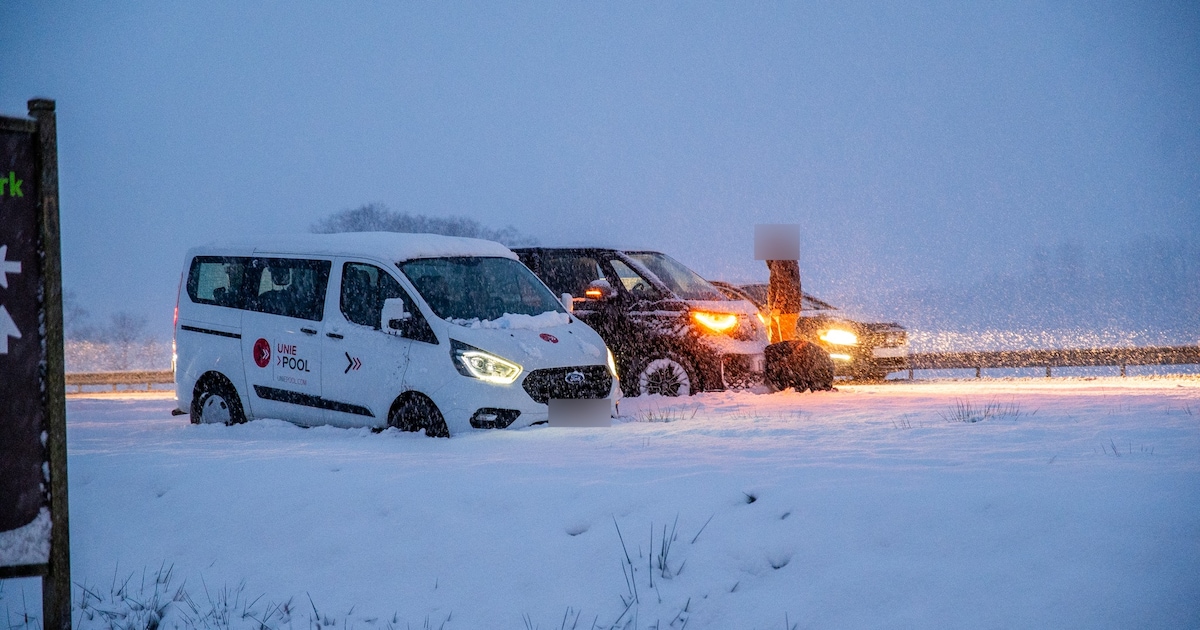 Auto's komen vast te zitten in sneeuw langs N381 bij Oosterwolde