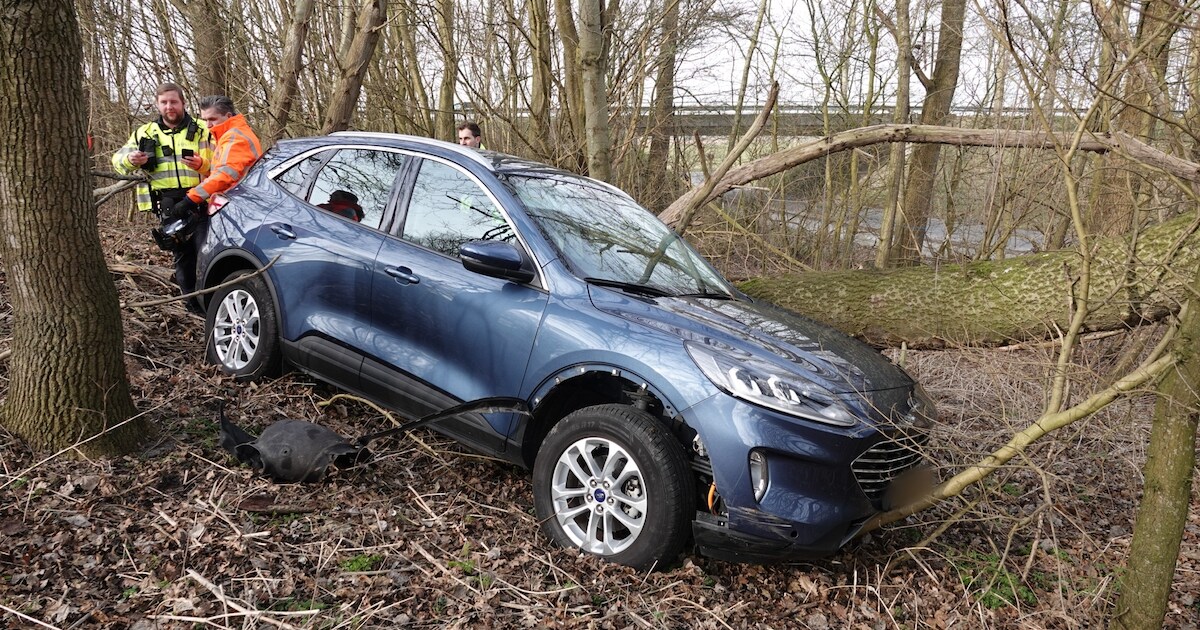 Automobilist vliegt uit de bocht op toerit A7 bij Avenhorn