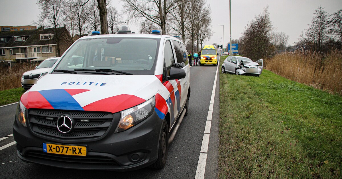 Twee auto's in botsing op Abram van Rijckevorselweg in Capelle aan den IJssel
