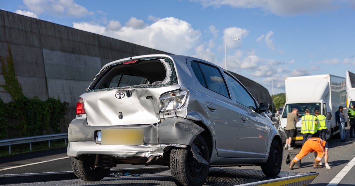A20 bij Vlaardingen tijdelijk dicht na botsing tussen auto en bakwagen