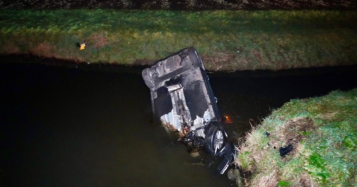 Auto te water geraakt langs Noorderweg in Twisk