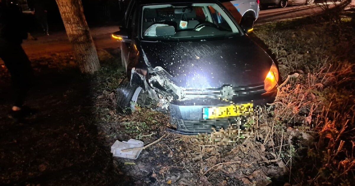 Bestuurder rijdt boos en beschonken van huis weg: crasht in eigen straat