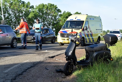 Scooterbestuurder zwaargewond bij frontale botsing op viaduct bij Bruchem
