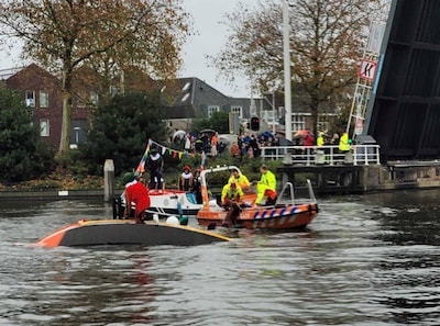 Pietenboot ten onder! Reddingsbrigade in actie om pieten uit water te redden