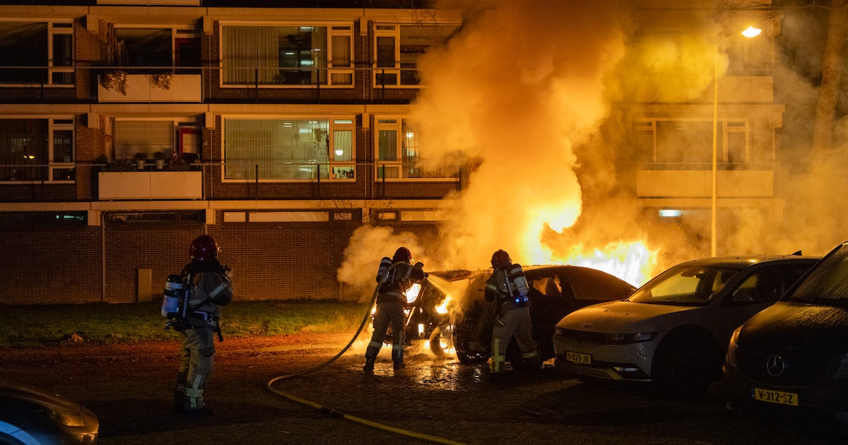 Twee auto's in brand op parkeerplaats in de Tobias Asserlaan in Diemen