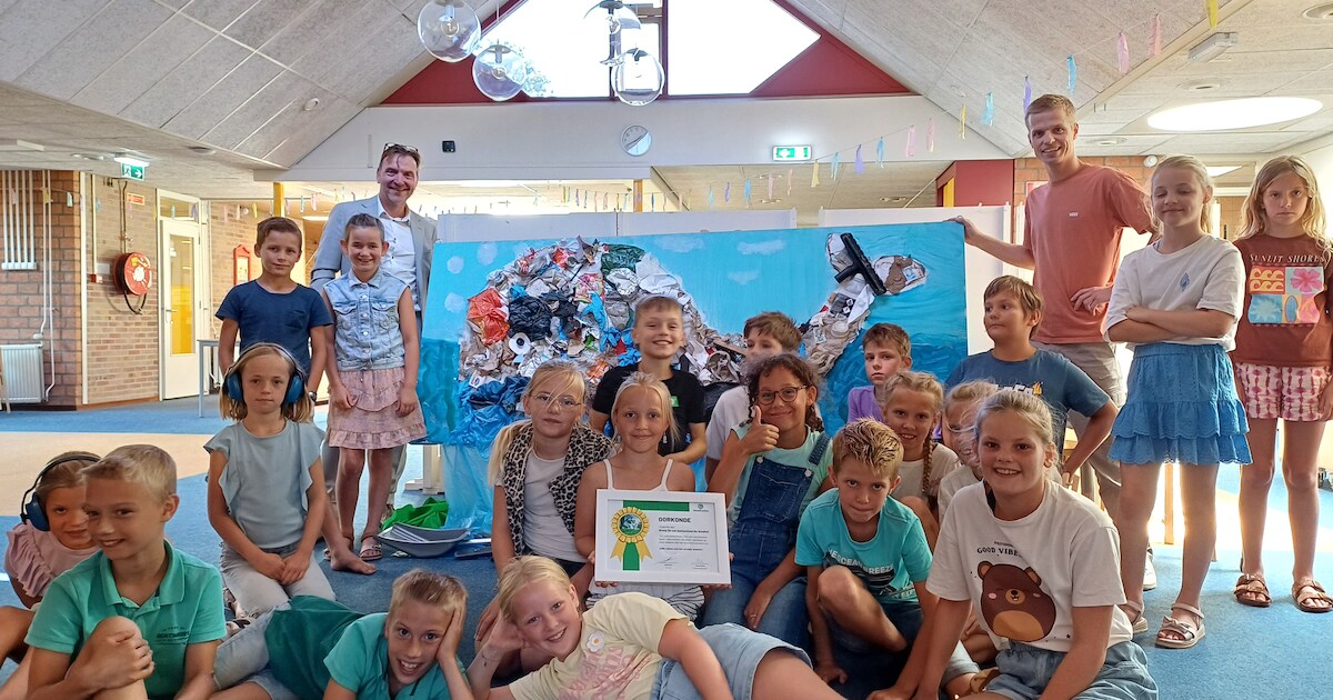Leerlingen uit Nieuw-Lekkerland maken walvis van afval: kunstwerk krijgt plek op kantoor Waardlanden