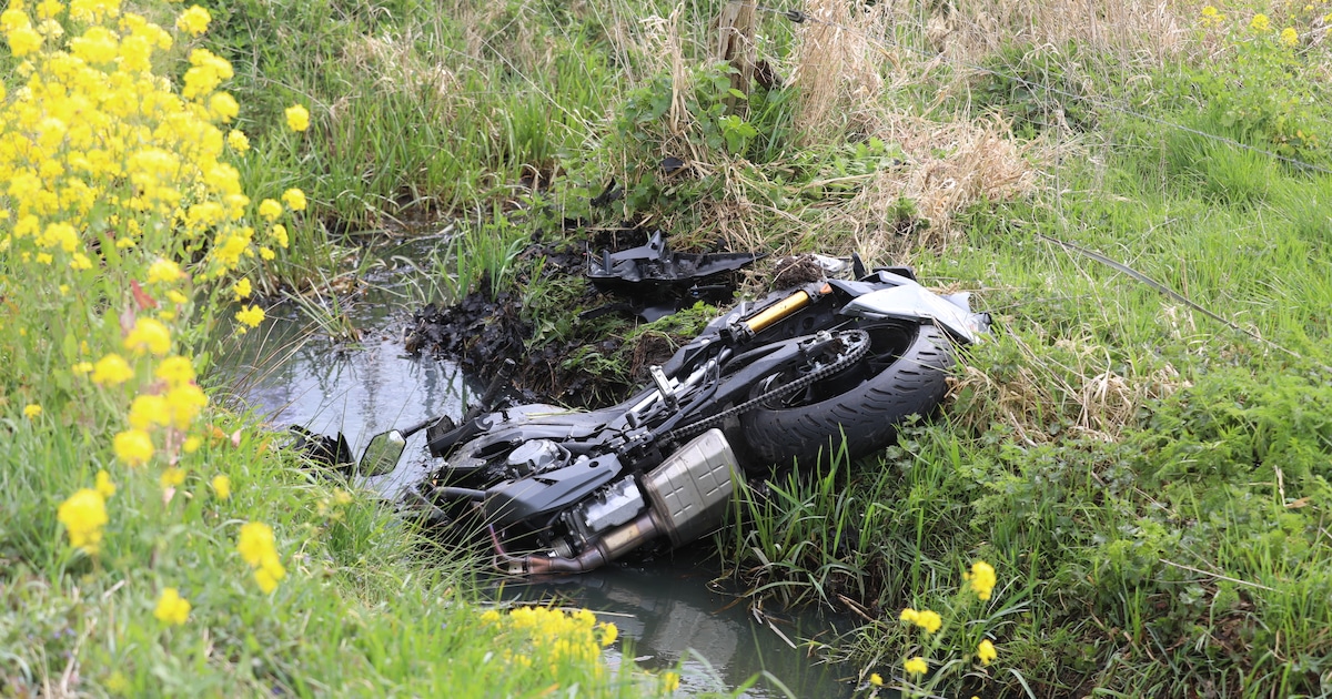 Motorrijder belandt in sloot na botsing op de Barneveldsestraat in Scherpenzeel