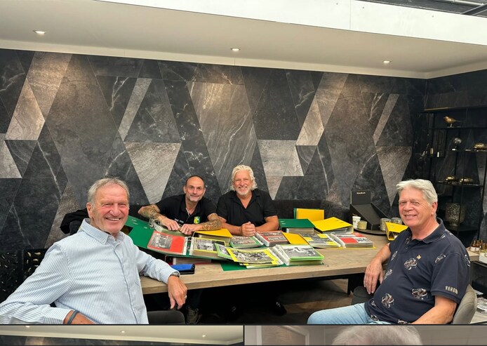 Lex Schoenmaker, Ed Slier, John van Zweden en Ruud Albrecht in overleg voor het standbeeld.