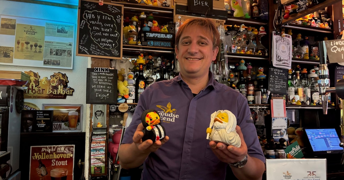 Jeroen heeft 1174 eenden in zijn café: 'Deze eend reist de hele wereld over'