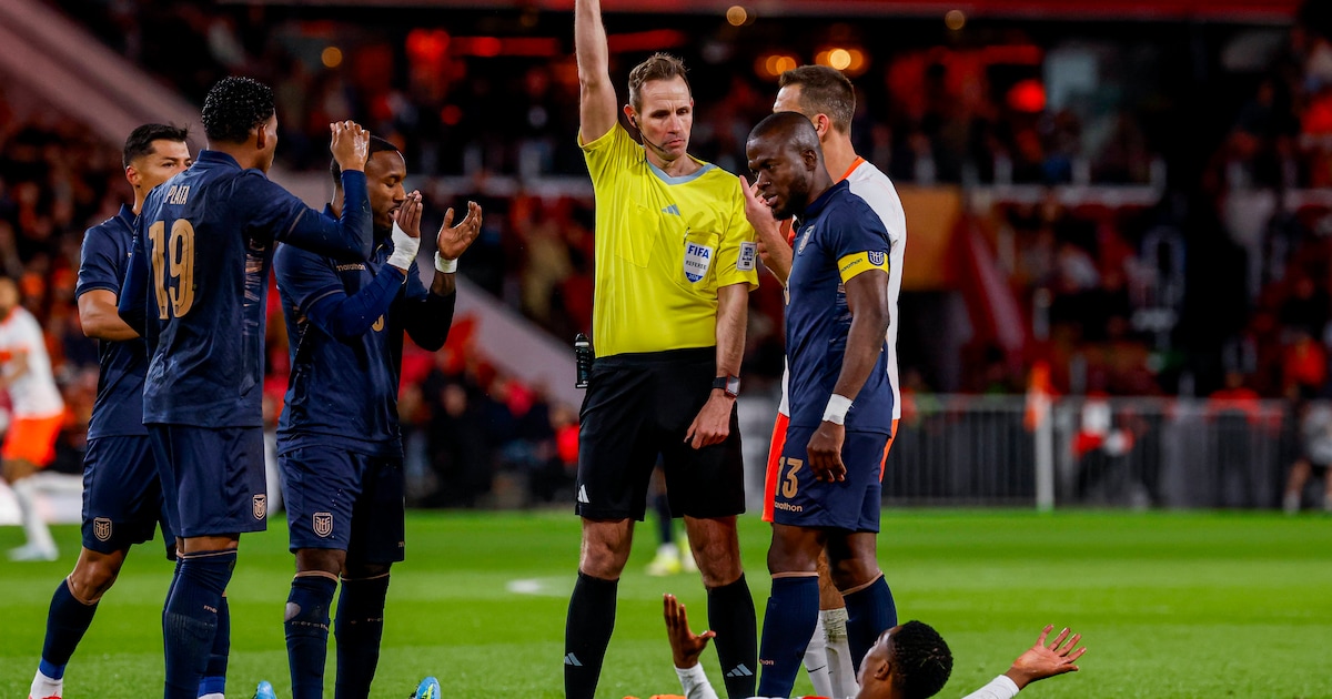 Denzel Dumfries is met rode kaart tegen Ecuador de 34ste Oranje-speler ...