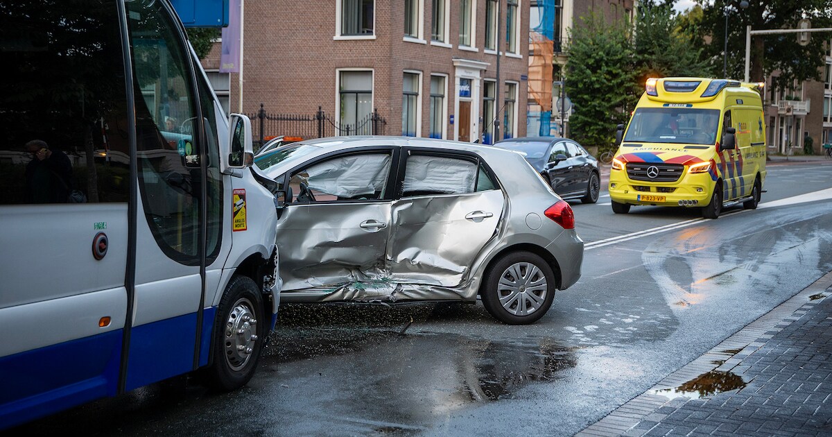 Busje botst op auto op Kennemerplein in Haarlem