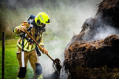 Hooiberg in brand langs de weg in Wijchen