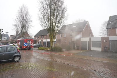 Airfryer vat vlam in woning in Lith: bewoner ontvlucht huis, brand zorgde voor veel rook in de straa