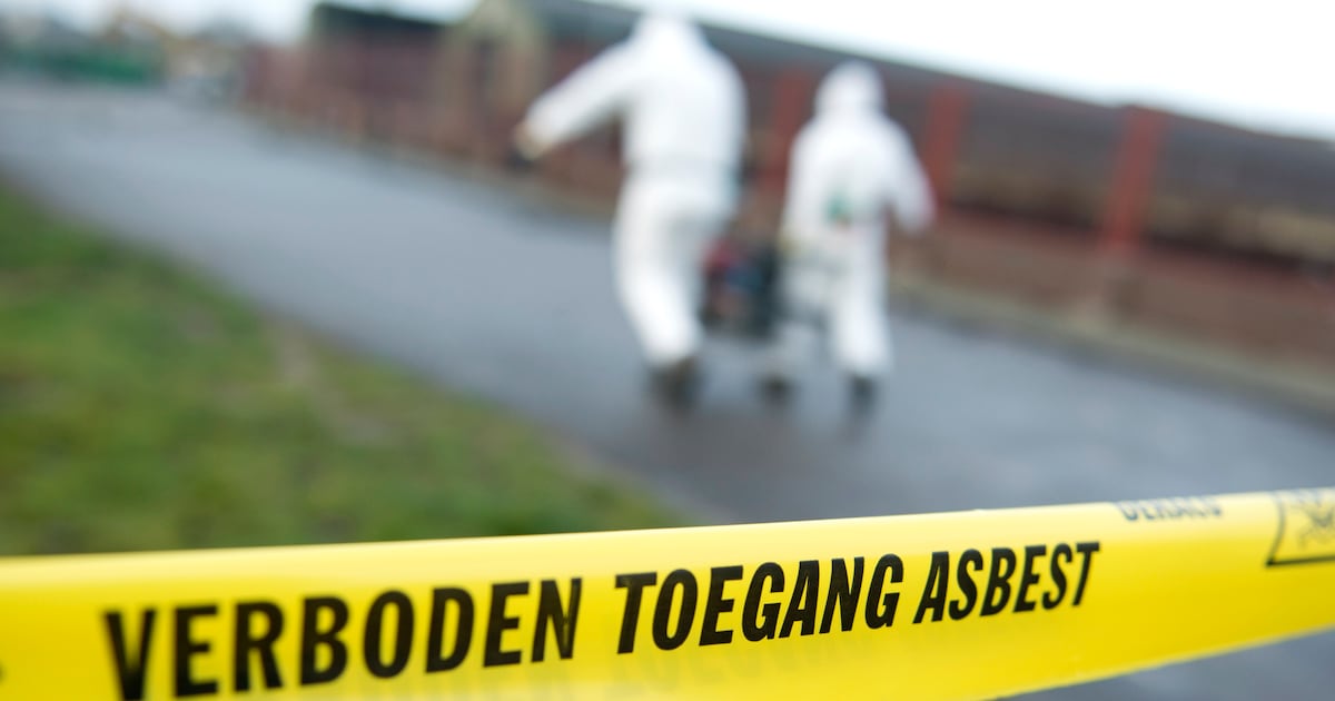 Arbeidsinspectie legt asbestsaneringen stil in regio Assen