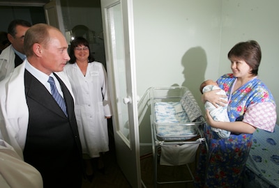 Russische oorlogsweduwen krijgen gratis IVF, maar zal dat afname bevolking afremmen?
