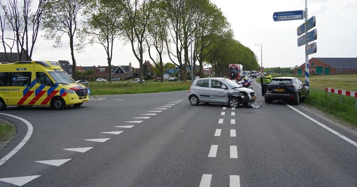 Twee auto’s botsen in Vollenhove, N331 korte tijd dicht