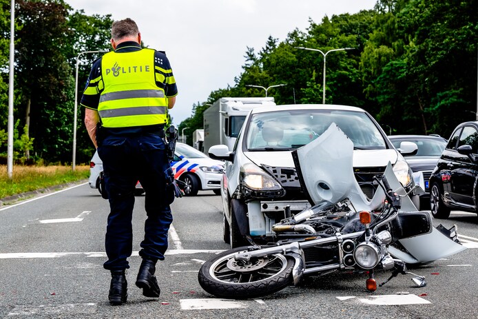 Tijdens een aanrijding in Tilburg raakte 7 augustus vorig jaar een motorrijder gewond door een aanrijding. De autobestuurder was mogelijk onder invloed van alcohol en reed op de motorfiets in.