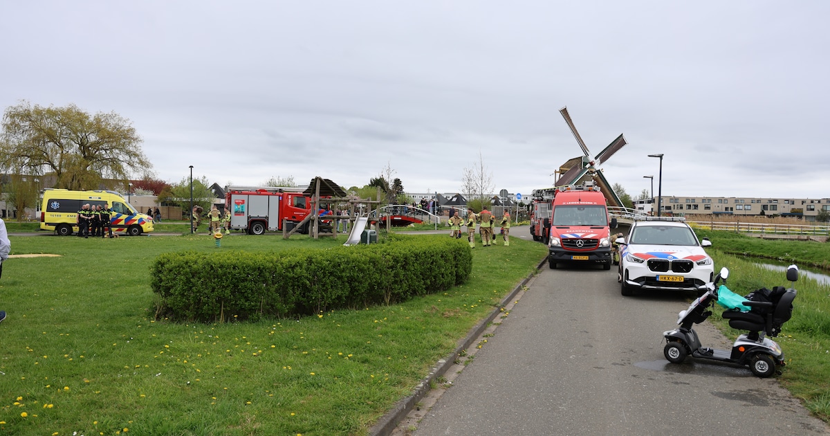 Persoon belandt met scootmobiel in het water langs het Ronnie Biermanpad in Leiden