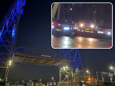 Hefbrug opent terwijl drie auto’s nog op het dek staan, bestuurder rijdt van stijgend brugdek af