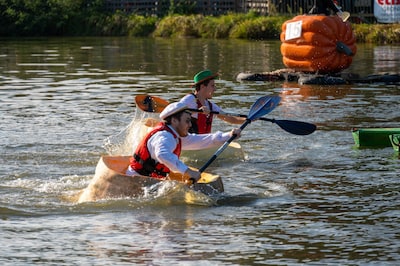 Hilarisch! Deze Belgische race met pompoenboten willen we ook in Utrecht