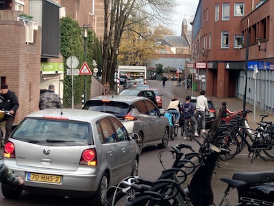Drukte bij Amersfoortse parkeergarages: ‘Sinds de autoluwe binnenstad alleen maar meer uitlaatgas’