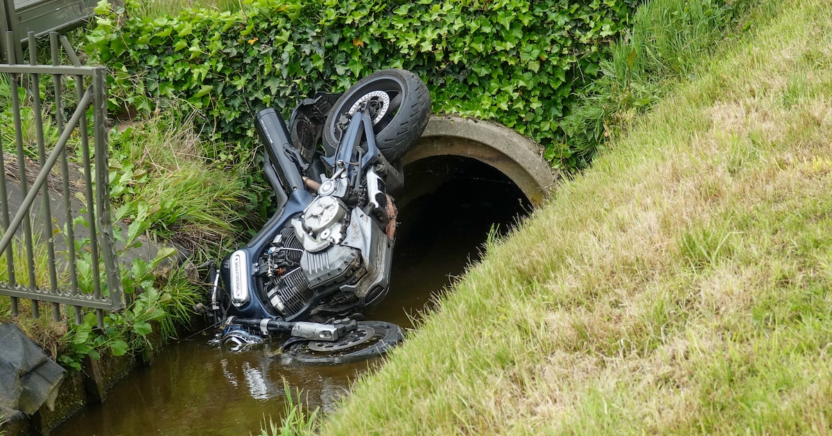 Motor rijdt sloot in na botsing met auto in Heemskerk