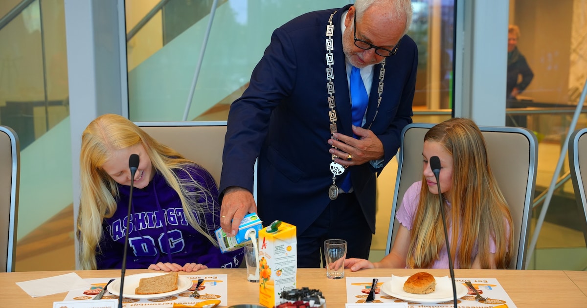 Burgemeester van Pekela ontbijt met inwoners in De Riggel