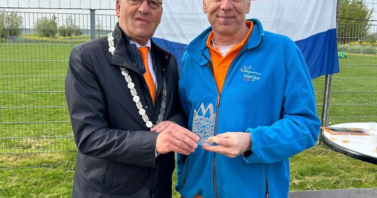 Theo de Vaal ontvangt Hart voor Molenlanden in Oud-Alblas