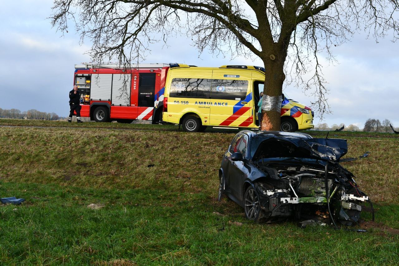 Auto eindigt na aanrijding bij grens met Duitsland in weiland, twee gewonden | Hardenberg
