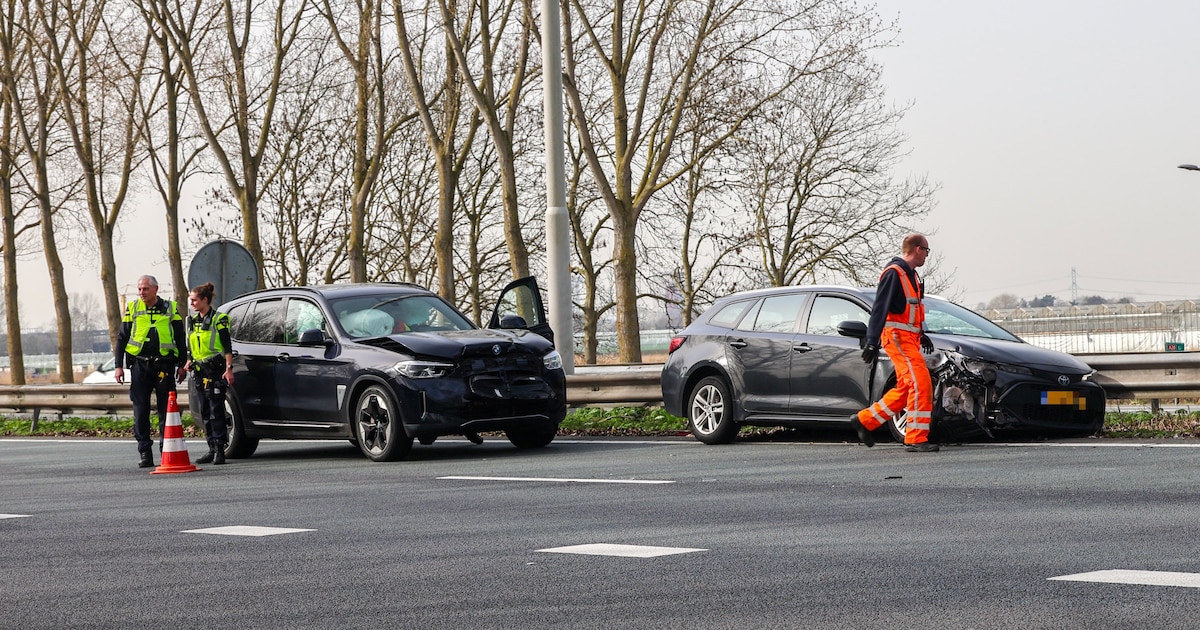 Drie auto's botsen op A20 bij Nieuwerkerk aan den IJssel, file aan twee kanten