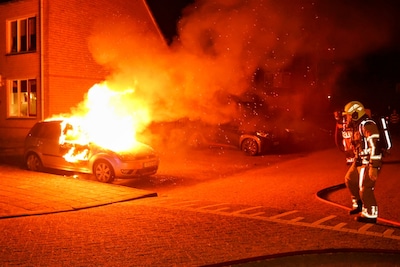 Autobrand in Tiel: politie onderzoekt oorzaak