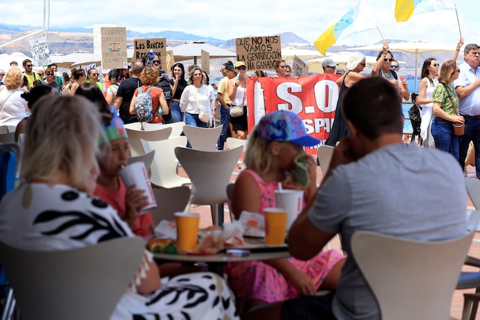Duizenden mensen protesteren tegen massatoerisme op Canarische Eilanden:  'Geen paradijs meer' | Buitenland | AD.nl