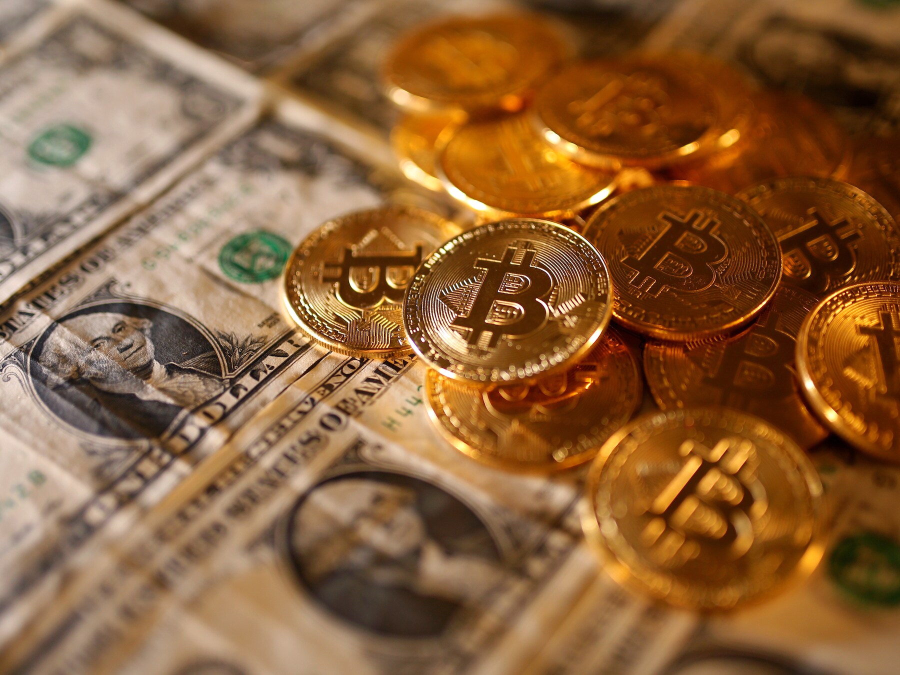 Twee aanhoudingen voor mogelijk witwassen met bitcoins | Tech | AD.nl