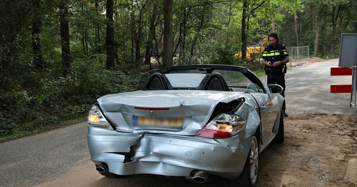 Jongedame botst hard achterop auto op Rimpelt in Afferden