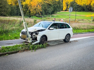 Auto botst tegen lantaarnpaal in Oosterbeek