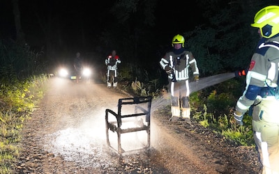 Brandweer blust brandende stoel in buitengebied Haaren