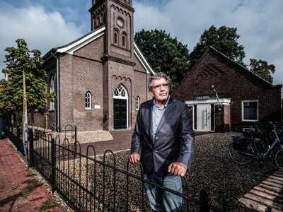 Kwart over zes, nog donker: Alfred wandelt met vreemden die over zelfdoding praten