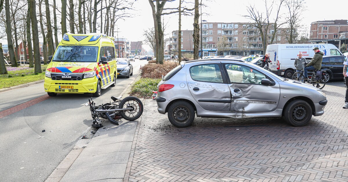 Flinke schade bij botsing tussen automobilist en brommerrijder in Emmen