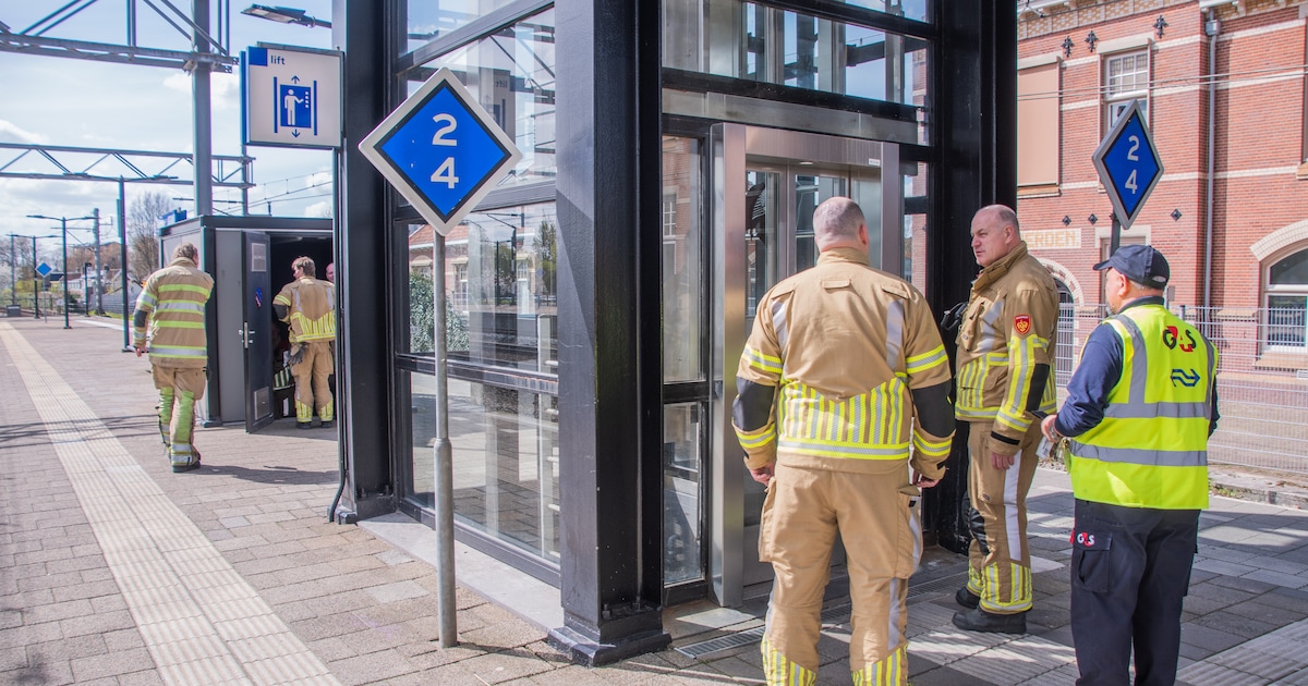 Brandweer moet weer persoon uit lift bevrijden op station Woerden
