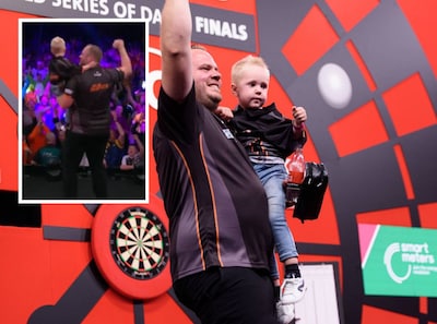 Van Duijvenbode verslaat Humphries na thriller en viert op podium met zoontje, ook Van Veen naar kwartfinales