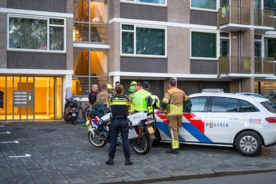 Brandweer en politie doen onderzoek in flatcomplex Breda, bewoners ruiken acetonlucht