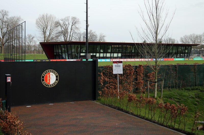 Tientallen Feyenoord-fans wachten spelersbus op na nederlaag bij PSV ...