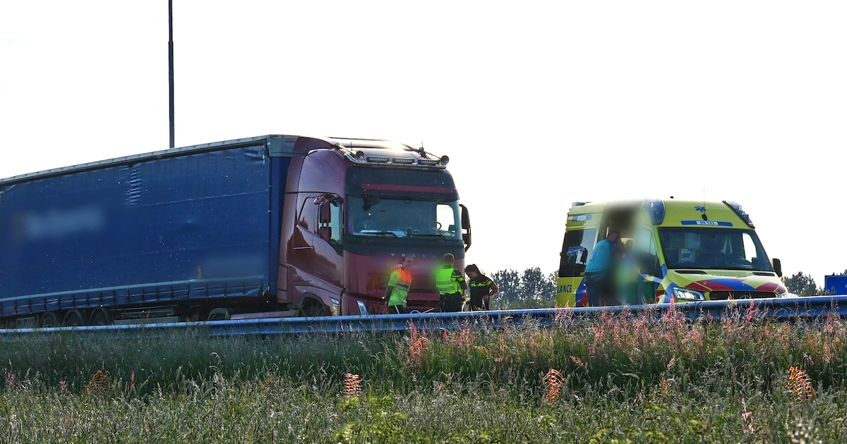 Vrachtwagenchauffeur wordt onwel op A27 bij Vianen