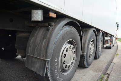 Dieven gaan ervandoor met vrachtwagen, truck gestolen bij bedrijf in Veldhoven