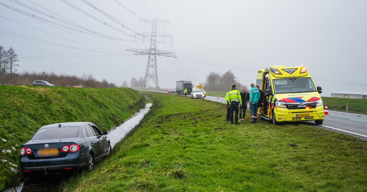 automobilist-belandt-naast-de-n391-in-de-sloot-bij-nieuw-weerdinge