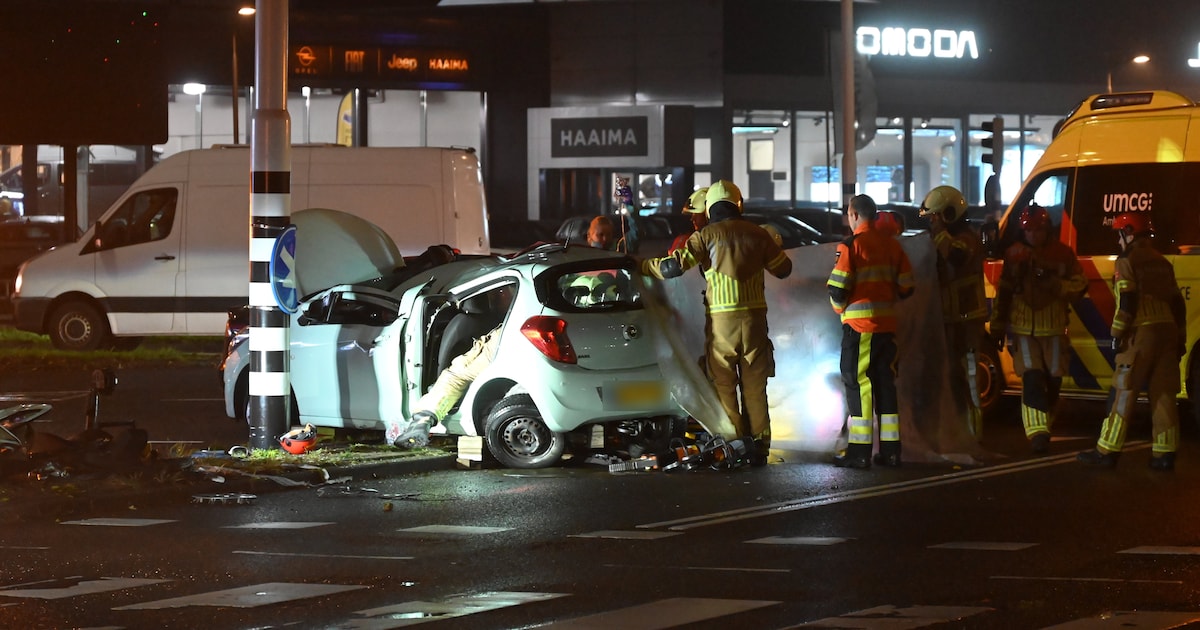 Brandweer bevrijdt slachtoffer na harde botsing op kruising in Leeuwarden