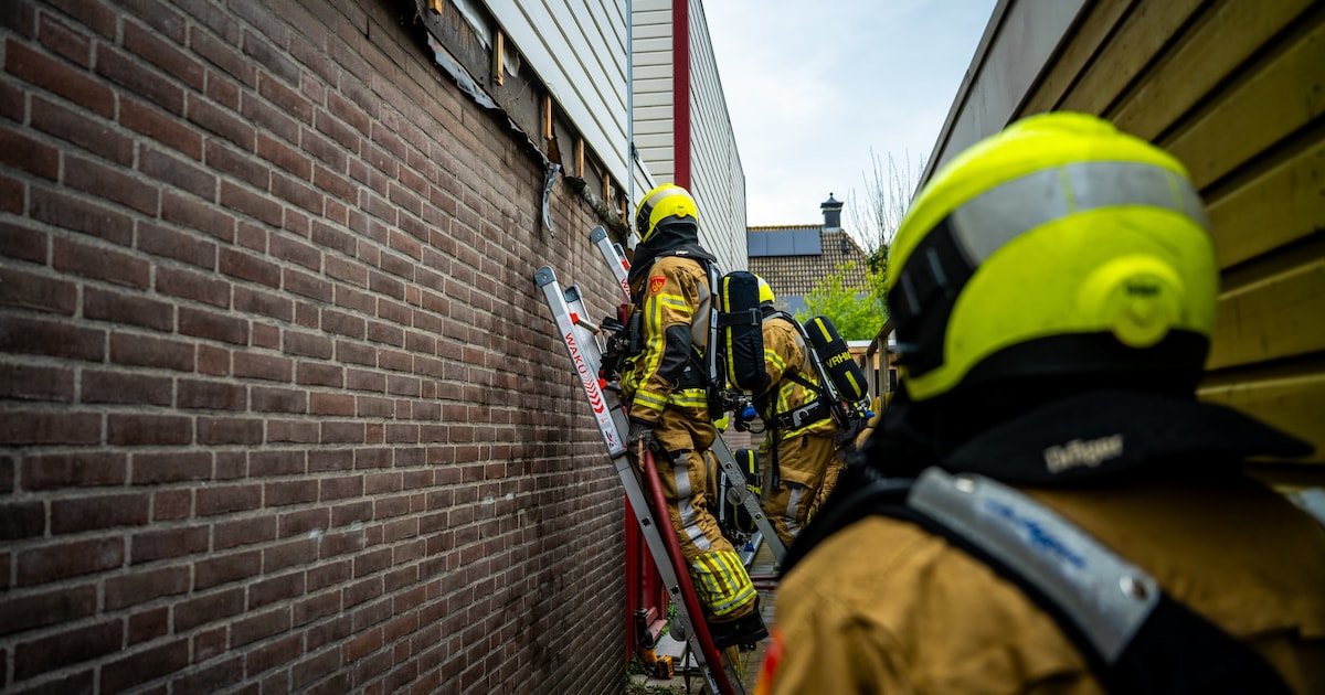 Grote schade door brand in muur van woning in Alphen aan den Rijn