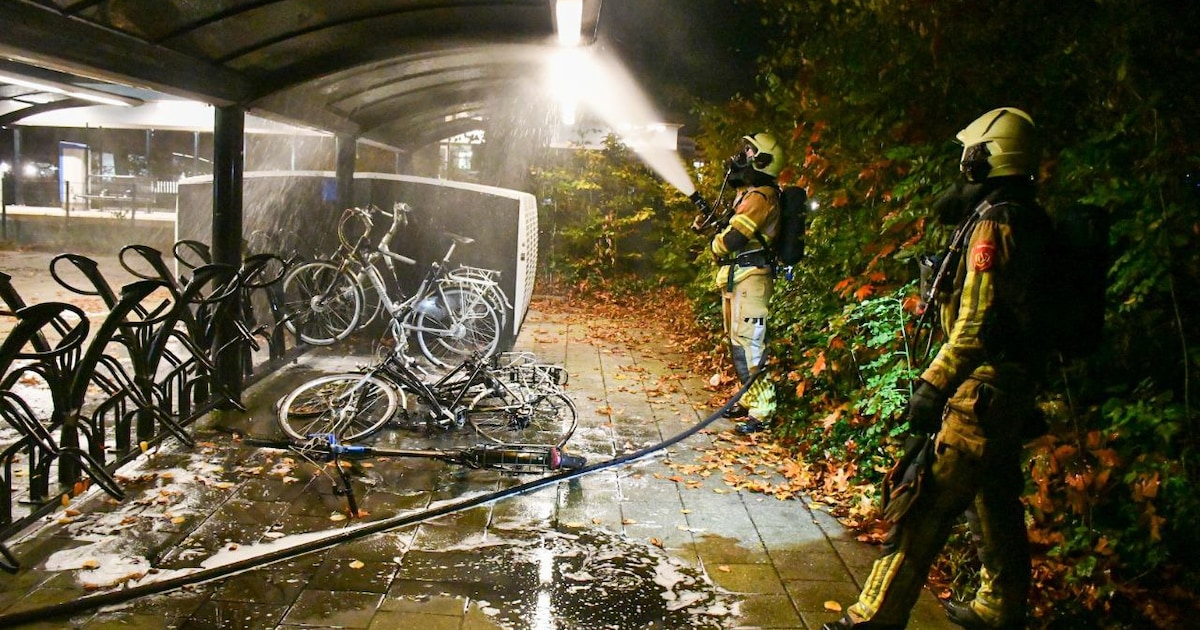 Fietsen vliegen in brand bij station Vroomshoop: politie vermoedt brandstichting