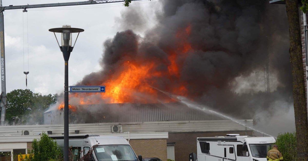 Zeer grote brand bij garagebedrijf in Norg: NL-Alert verstuurd en omgeving ontruimd
