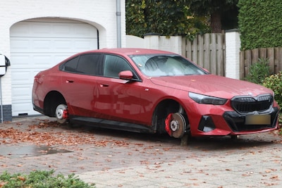 Terwijl dure BMW geparkeerd staat op Waalwijkse oprit, halen dieven alle banden en velgen eraf